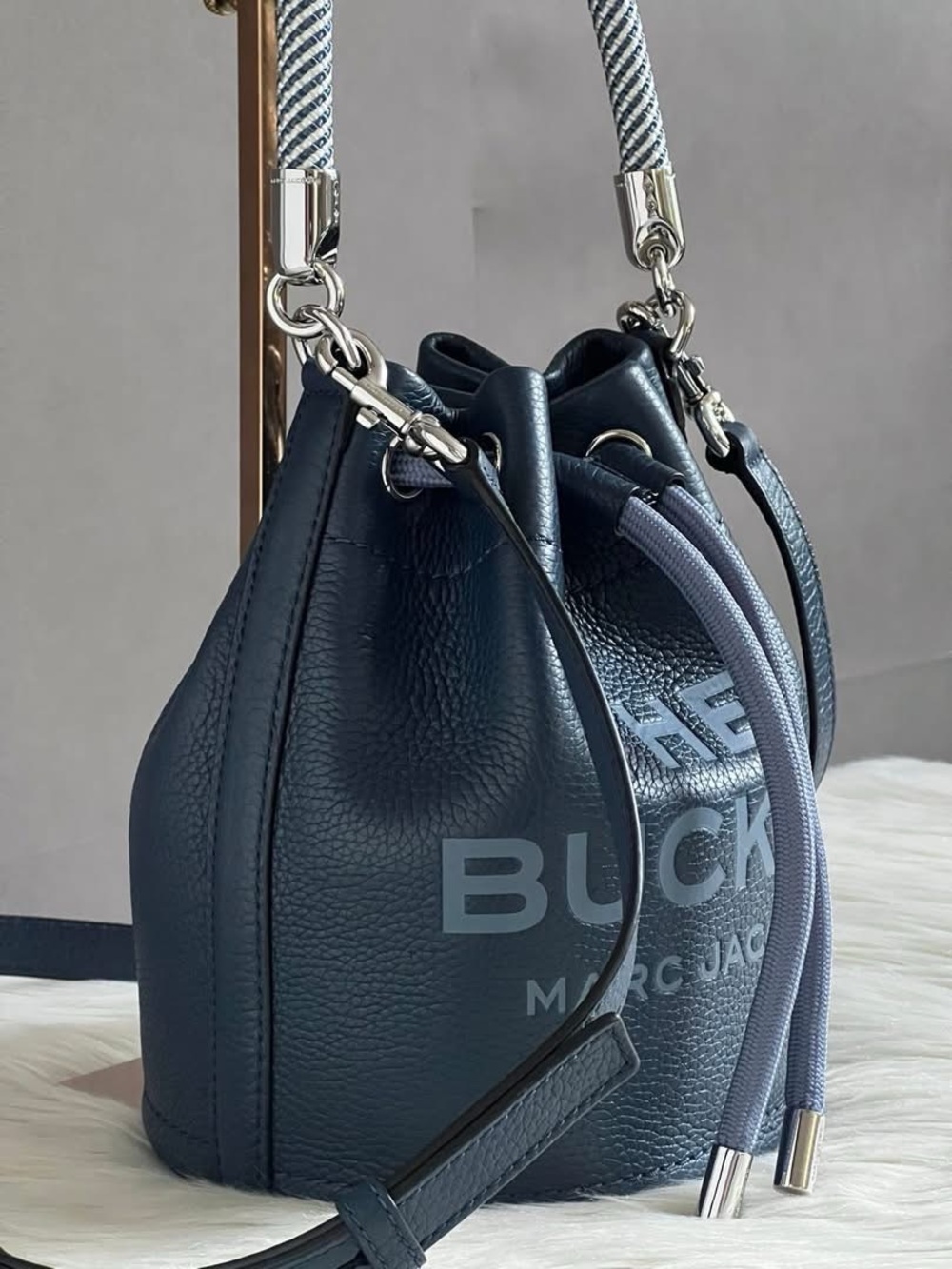 H652L01PF22 - Marc Jacobs The Leather Bucket Bag - Picture 2 of 16